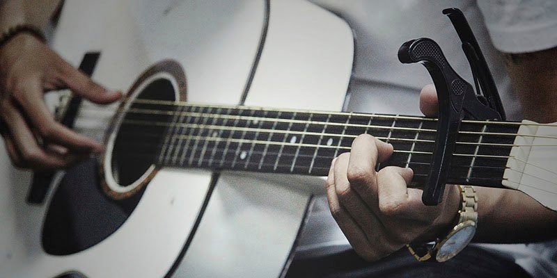 Leia mais sobre o artigo Como aprender a tocar VIOLÃO do zero! Dicas infalíveis!