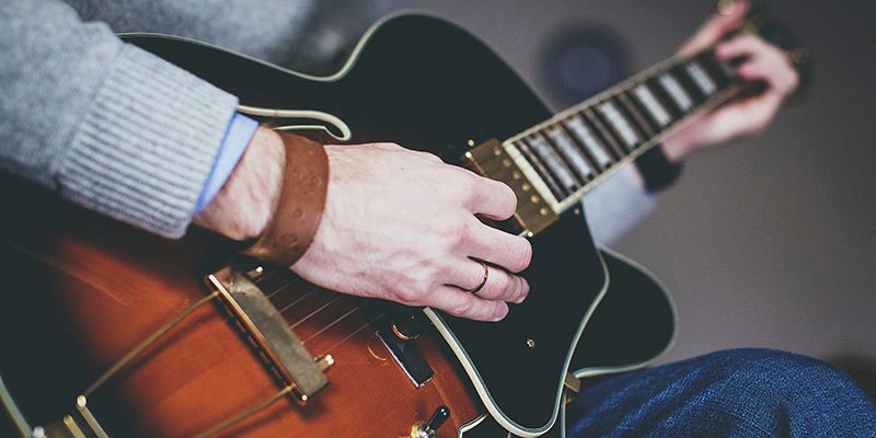 Leia mais sobre o artigo As dúvidas mais comuns para tocar violão e guitarra